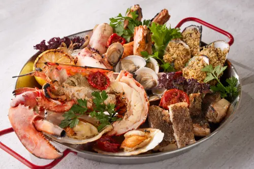 ▲寒居酒店BeGood餐廳2025年12月10日至2026年2月28日，推出全新「美義」料理，圖為「海鮮拼盤佐雷莫拉與阿根廷青醬」。（圖／寒居酒店提供www.humbleboutique.com.tw）