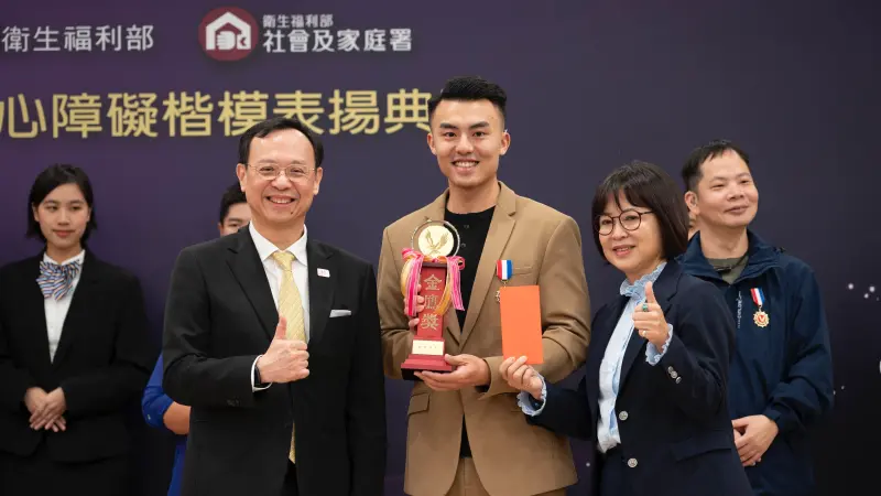 ▲科工館聽障同仁林祐臣，近日榮獲第 29 屆中華民國身心障礙楷模「金鷹獎」。（圖／科工館提供）