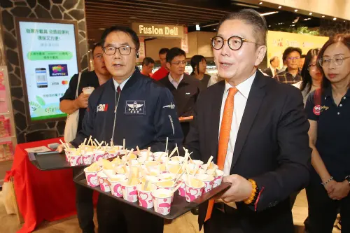 ▲現場發放多種水果試吃，吸引眾多民眾熱情參與。（圖／遠百提供）