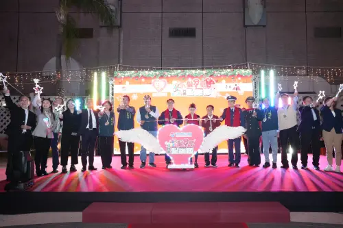 台南大遠百愛分享聖誕公益點燈　聖誕小公公/聖誕美女一起歡樂過
