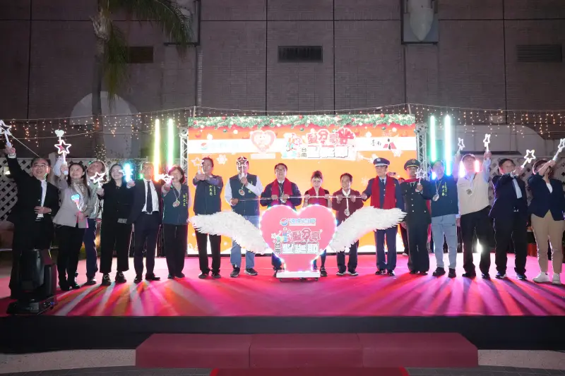 台南大遠百愛分享聖誕公益點燈　聖誕小公公/聖誕美女一起歡樂過