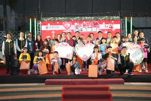 ▲台南大遠百愛分享聖誕公益點燈偏鄉學童回贈有溫度的愛心大卡片。（圖／遠百提供）