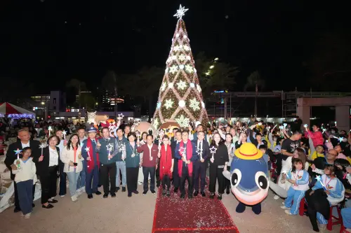 ▲台南大遠百愛分享聖誕公益點燈點亮台南最高的星光燦爛聖誕樹。（圖／遠百提供）