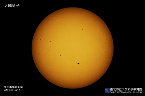 ▲太陽黑子就是受到極強磁場影響之下，出現溫度相對低的區域，從地球上觀測看起來就像是太陽冒出黑點。（示意圖／台北天文館）