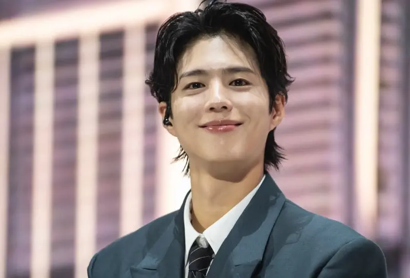 ▲朴寶劍現在已是韓國當紅明星，但其實他童年過得非常辛苦，在小學就失去母親，父親經商失敗後，他在不知情的情況下成為連帶保證人，背負8億債務，還一度申請破產，直到主演《請回答1988》才爆紅翻身。（圖／朴寶劍IG@bogummy）