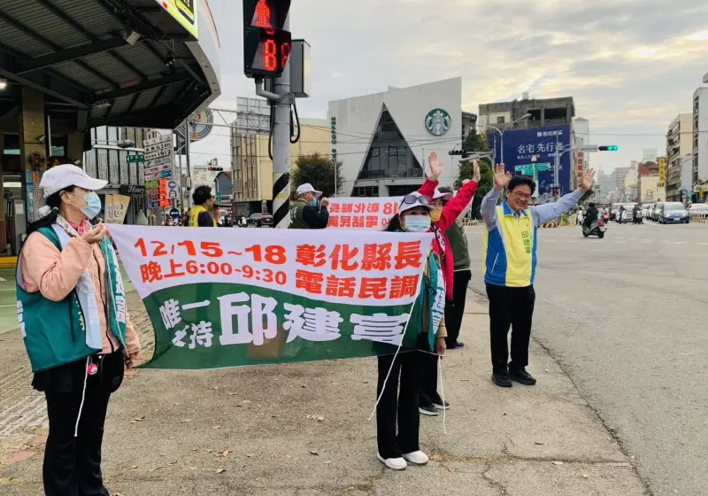    ▲前彰化市長邱建富今天在自己的「政績」前拜票。（圖／陳素月提供，2025.12.03）  