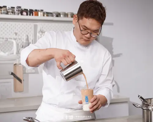 ▲十盛聯名《黑白大廚》隱藏天才金太星主廚的「濃煮米麻糬」，其實記者實際試喝蠻好喝。（圖／十盛 shi-sheng.com）