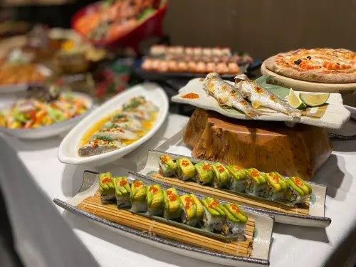 ▲6日起推出多款冬季新品，包括星饗龍蝦可頌堡、酪梨鮮蝦卷、雞尾酒酪梨鮮蝦沙拉，以蔬果風味突顯海鮮的清爽層次。（圖／業者提供）