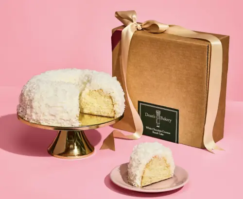 ▲美國加州Doan's Bakery推出的白巧克力椰子蛋糕，因為獲超級巨星湯姆克魯斯垂青，成為每年送親友的聖誕禮物，而舉世知名。（圖／摘自goldbelly.com）