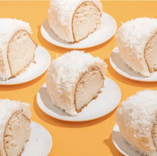 ▲湯姆克魯斯喜歡送人的白巧克力椰子蛋糕，切成一塊一塊之後，更讓人想要嘗嘗到底多美味。（圖／摘自goldbelly.com）