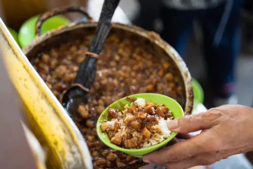 ▲林家肉燥飯小碗內用10元維持了35年從未漲價。（圖／翻攝林家肉燥飯臉書）