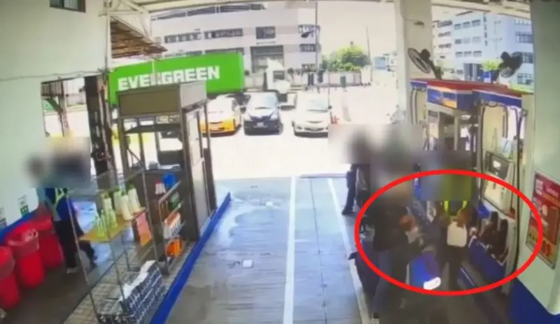 ▲監視器拍下恐怖情人戴男買汽油過程，不久後就到女友家施暴。（圖／翻攝畫面）