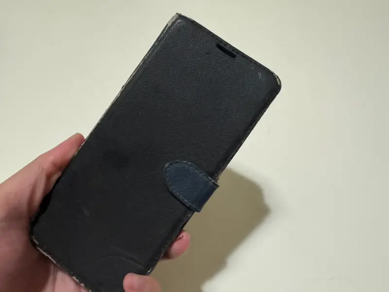 年輕人不裝手機殼了！「掀蓋皮套」重返流行：CP值高、長輩有遠見