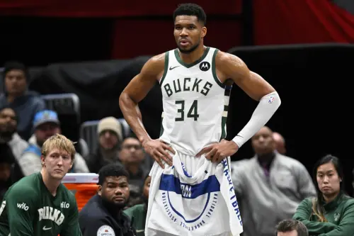 ▲NBA密爾瓦基公鹿球星「字母哥」安戴托昆波（Giannis Antetokounmpo）近期與經紀人向公鹿高層展開對話，雙方針對續留或離隊展開討論。（圖／美聯社／達志影像）