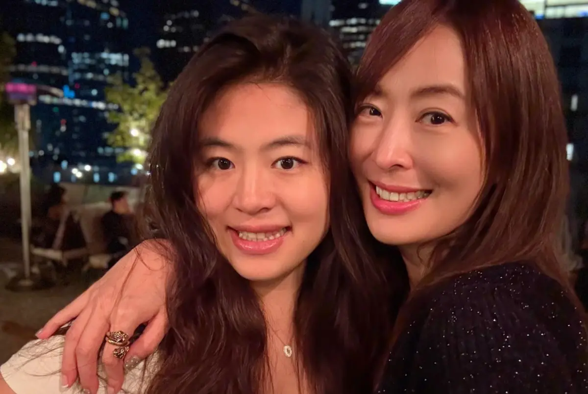 ▲賈永婕（右）的學霸女兒安安（左）爆出觀看盜版宮崎駿電影，安安在限時動態中翻拍電視螢幕，拍到簡體字幕以及非主流影視網站網址，因此露餡。（圖／賈永婕的跑跳人生臉書）