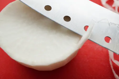 ▲菜刀的洞孔設計，可以讓食材不易沾黏在刀刃上，解決「黏踢踢」的烹飪問題。（圖／取自photoAC）