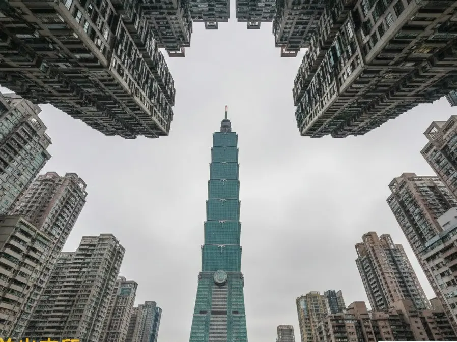 ▲台灣高房價元凶是誰？房產趨勢專家李同榮認為，經濟學人、王婉諭都錯了，其實是「政治至上的房產政策」害的。（示意圖／Gemini AI生成）