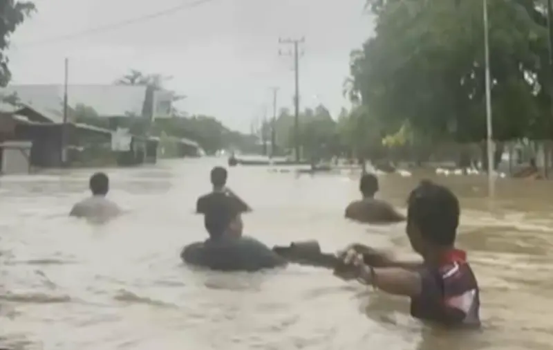影／洪水深及胸！東南亞水災「讓人寸步難行」　印尼災情慘重