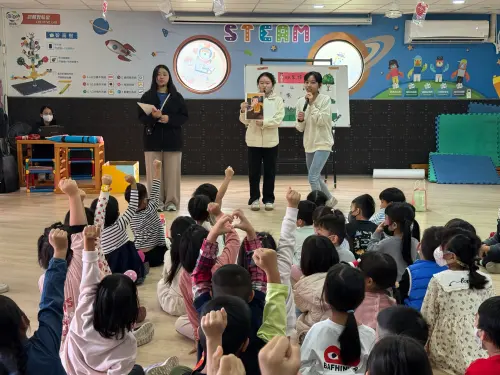 ▲台中嶺東科大幼保系主任林曉芳，3日帶領學生走出教室，在服務學習中引導幼兒玩中學，探索新視界，展現教學創新能量。（圖／嶺東科大提供）