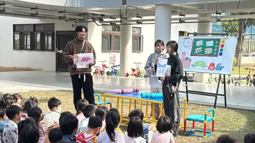 ▲台中嶺東科大幼保系主任林曉芳，3日帶領學生走出教室，在服務學習中引導幼兒玩中學，探索新視界，展現教學創新能量。（圖／嶺東科大提供）