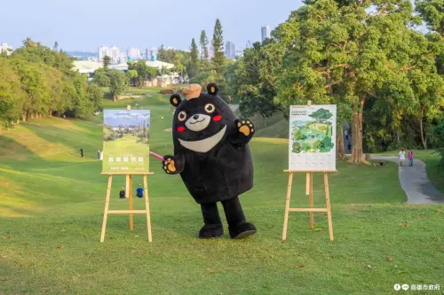 ▲高雄市政府吉祥物「高雄熊」特別到高雄果嶺自然公園為2026水果月曆及手繪年曆拍攝形象照片。（圖／高市府提供）