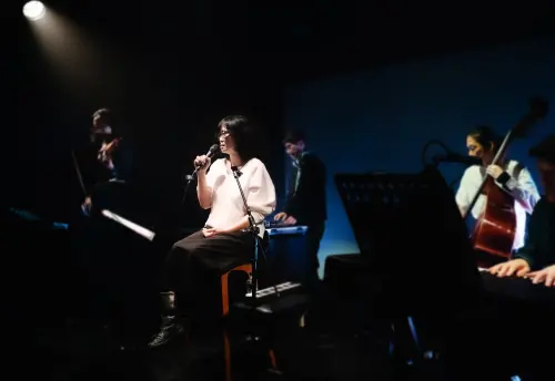 ▲雷光夏（如圖）相隔6年再開唱，她期許和粉絲一起在演唱、聽歌當下，留下永恆的一天。（圖／聲音紡織提供）