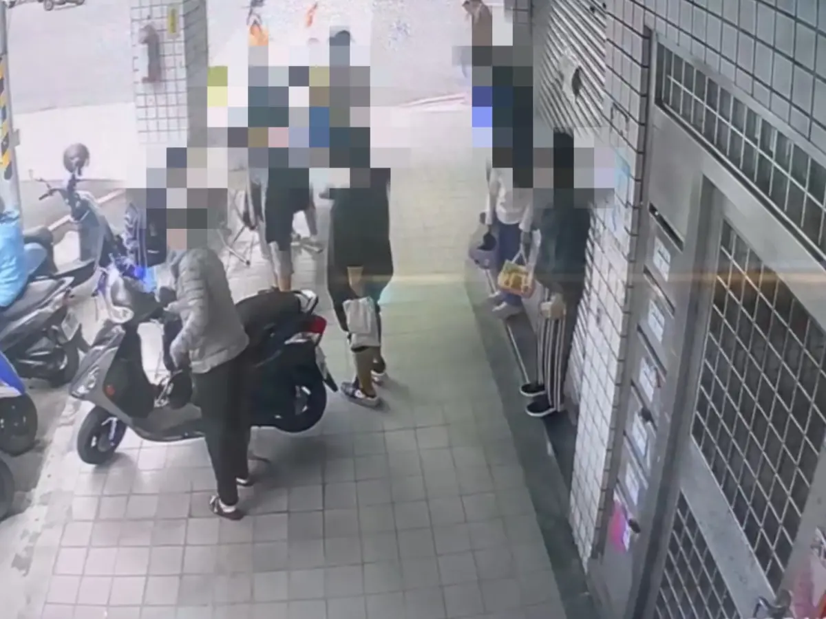 三峽驚傳隨機攻擊！國小童放學「被陌生男出拳痛捶」事發畫面曝光