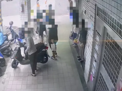 三峽驚傳隨機攻擊！國小童放學「被陌生男出拳痛捶」事發畫面曝光
