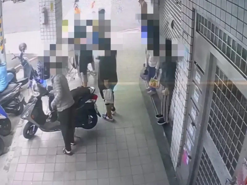 三峽驚傳隨機攻擊！國小童放學「被陌生男出拳痛捶」事發畫面曝光