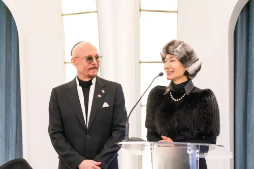 ▲坣娜（如圖）將於12月14日舉辦追思會，2時段開放粉絲進場，需要先報名。左為坣娜的先生薛智偉。（圖／猶台文化交流協會JTCA提供）