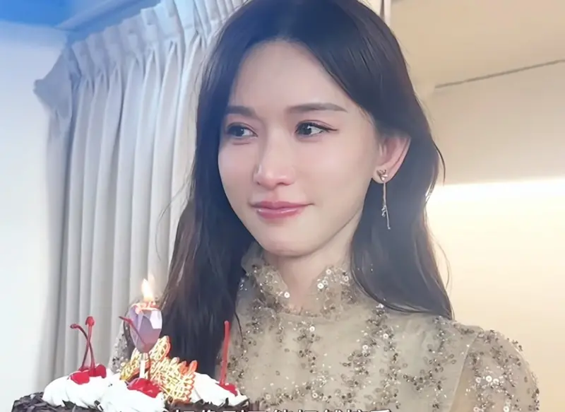 ▲林志玲（如圖）看到生日蛋糕忍不住哭了，工作人員為她慶生，老公AKIRA則不在身邊，林志玲邊哭邊許下51歲生日願望，第1個就和兒子有關。（圖／林志玲小紅書）