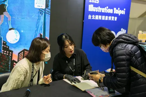 ▲知名插畫家 NOMA 與現場粉絲熱情互動。（圖／主辦單位提供）