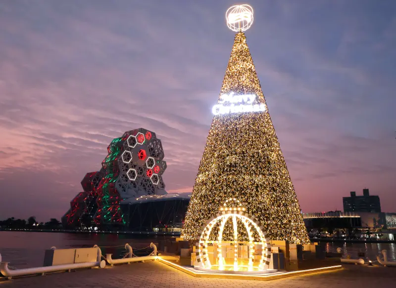 高雄17公尺聖誕樹在高流！美照瘋傳　燈光秀、抽獎、演唱卡司先看