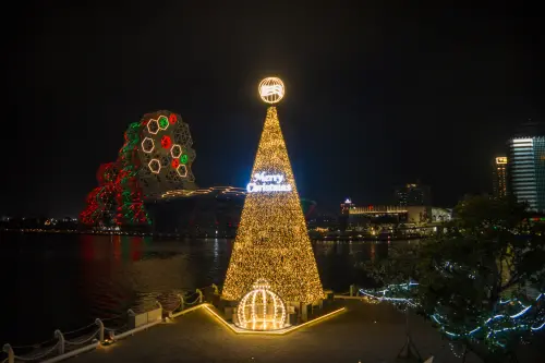 ▲高雄流行音樂中心「高流聖誕趴 KMC XMAS」宣告將於明（5）日正式登場，17公尺高聖誕樹點燈時間也曝光。（圖／高雄流行音樂中心提供www.facebook.com/Kaohsiungmusiccenter）