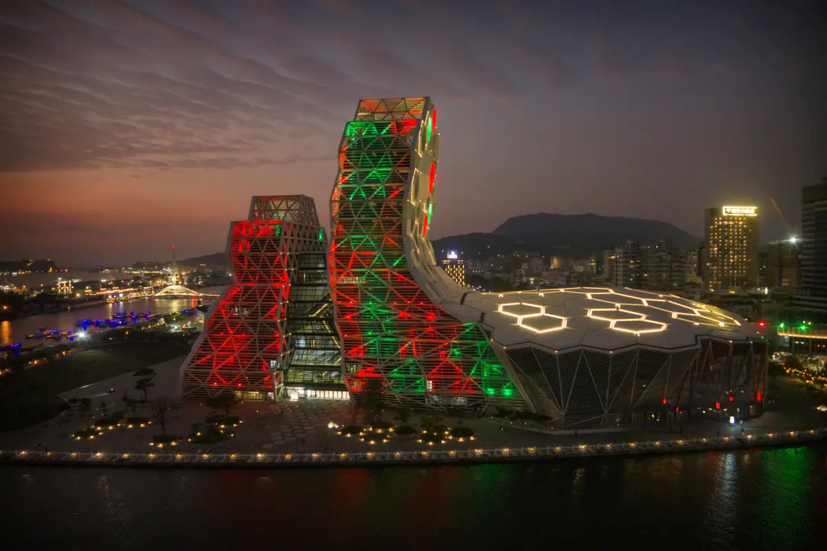 ▲高雄流行音樂中心年末壓軸活動「2025 下酒祭：音樂、啤酒、下酒菜 feat.韓國 한국」將於今（13）日、明（14）日登場。（圖／高雄流行音樂中心提供www.facebook.com/Kaohsiungmusiccenter）