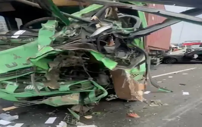 快訊／國10仁武至鼎金封路！7車連環追撞 6人急送醫傷亡不明