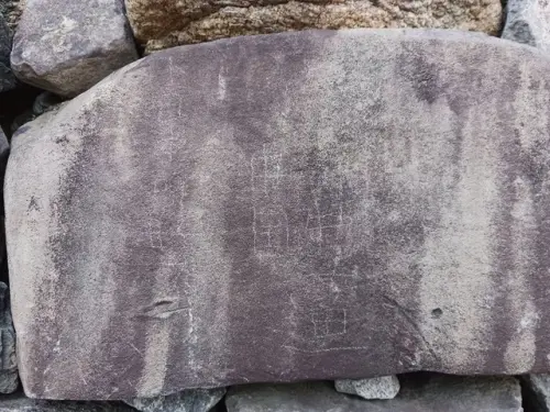 中國人又來亂！日本高松城遺跡被塗鴉　出現「小日本」漢字
