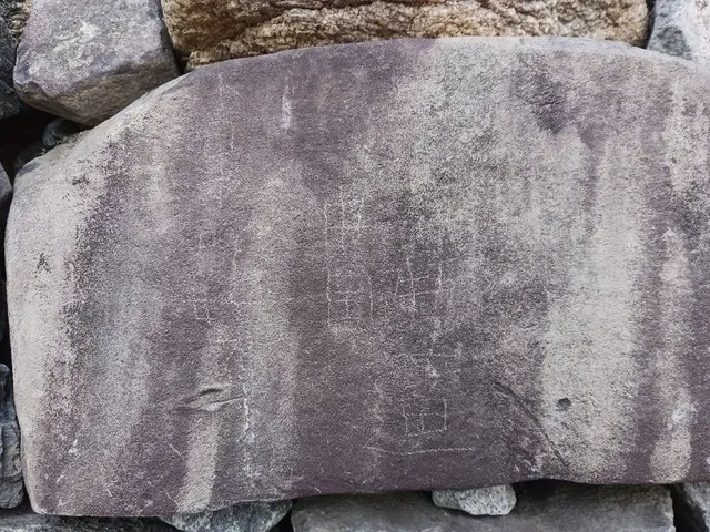 中國人又來亂！日本高松城遺跡被塗鴉 出現「小日本」漢字