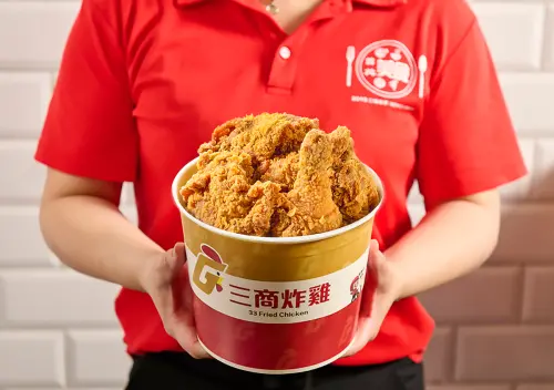 ▲三商炸雞表示，「雞腿酷滋桶」原價410元，內用／外帶特惠價199元，比「買一送一」活動更便宜。（圖／三商炸雞提供www.33friedchicken.com.tw/）