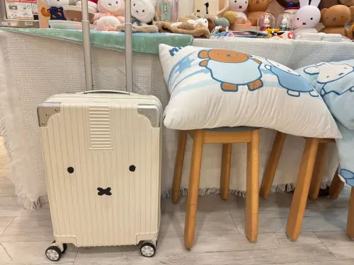 ▲限量miffy Traveler＇s Choice 21吋線條防撞行李箱，每個1699元。（圖／記者鍾怡婷攝）