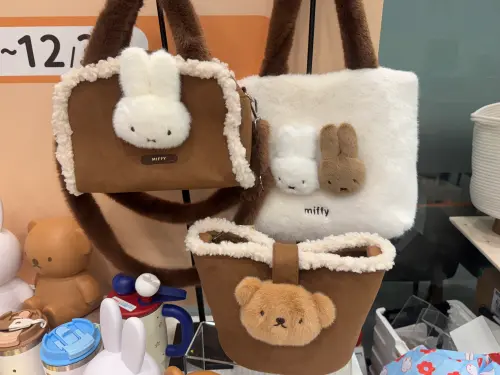 ▲限量漫遊絨毛背包（共3款），每一款699元。（圖／記者鍾怡婷攝）