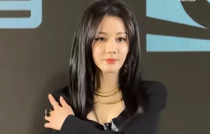 迪麗熱巴也被懷疑是假的！機械式抖肩像克隆人 粉絲驚：這不是她