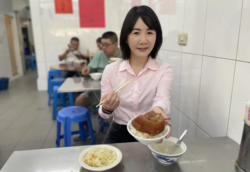 ▲謝衣鳯在豬肉解禁第一時間，秀出彰化市名店、魚市場的爌肉飯。（圖／翻攝謝衣鳯臉書，2025.12.04）