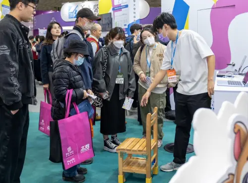 ▲全台首創「AI 情境教室」吸引民眾體驗，以科技量化專注與活動量，讓ADHD診斷準確度提升近2倍，已協助逾600位兒童。（圖／高醫提供）