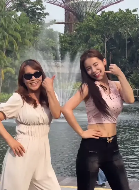 ▲李多慧在新加坡和媽媽一起跳舞。（圖／李多慧IG@le_dahye）