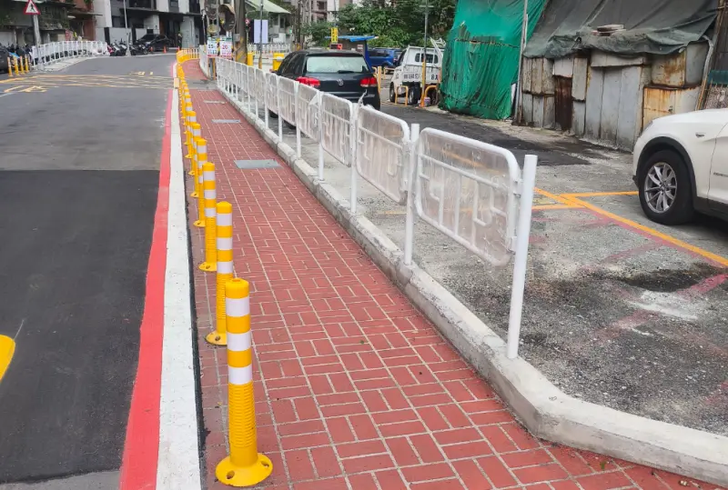 台北市人行道「1設計」超怪！沒保護到行人　一票吐槽：沒裝反嗎