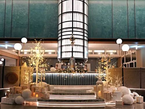 ▲高雄洲際酒店今年聖誕季呼應並延續「雪球」冬季主題，在館內多處打造節慶佈置。（圖／高雄洲際酒店提供ickaohsiung.com）