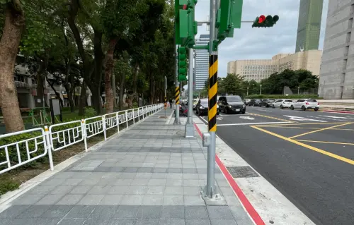 ▲行人零死亡推動聯盟理事林柏勛也曬出在信義區看到的類似景象，直言：「是要怕樹木跑出來撞行人嗎？」（圖／翻攝反攻大路）