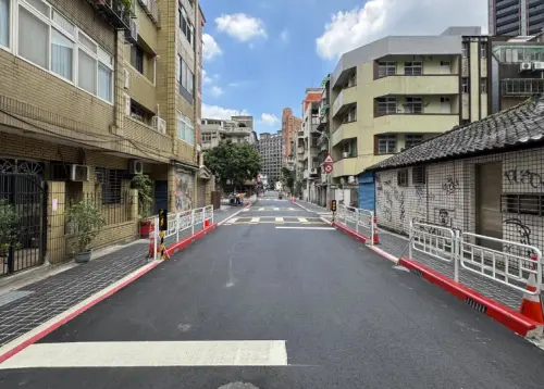 ▲目前台北市仍在持續增設實體護欄，且裝設位置大多數都在人行道外側。（圖／IG@vyctpe）