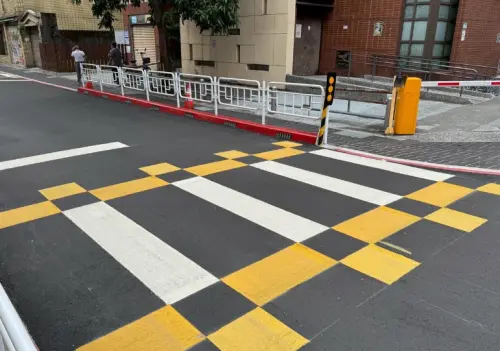 ▲實體護欄的出現，不僅能保障行人走在路旁的安全，也能大幅減少行人隨意從路中央穿梭的情況，保障駕駛不會撞到突然竄出的行人。（圖／IG@vyctpe）